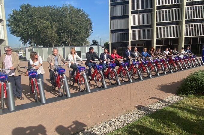 Alcaldes del AMB junto a la infraestructura del nuevo servicio de bicicletas compartidas metropolitano
