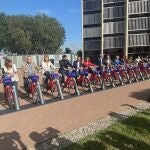 Alcaldes del AMB junto a la infraestructura del nuevo servicio de bicicletas compartidas metropolitano