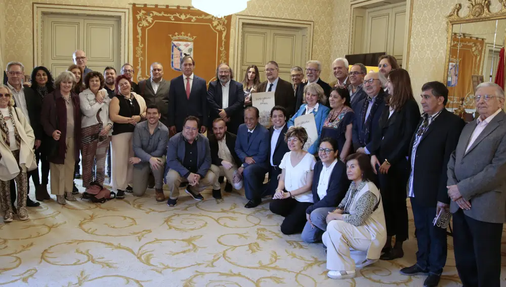 Recepción del alcalde de Salamanca, Carlos García Carbayo, a los poetas invitados