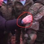 Imagen extraída por el periodista Jason Jay Smart de un vídeo distribuido por el Ministerio de Defensa ruso, en la que se ven la extraña marca en la mano derecha de Putin