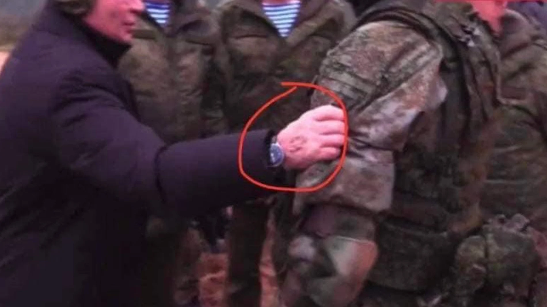 Imagen extraída por el periodista Jason Jay Smart de un vídeo distribuido por el Ministerio de Defensa ruso, en la que se ven la extraña marca en la mano derecha de Putin