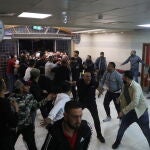 Palestinos llevan el cuerpo de Wadee Al Hawah, el principal líder de la milicia palestina Lions’ Den, al hospital Rafedya en la ciudad de Nablus, en Cisjordania