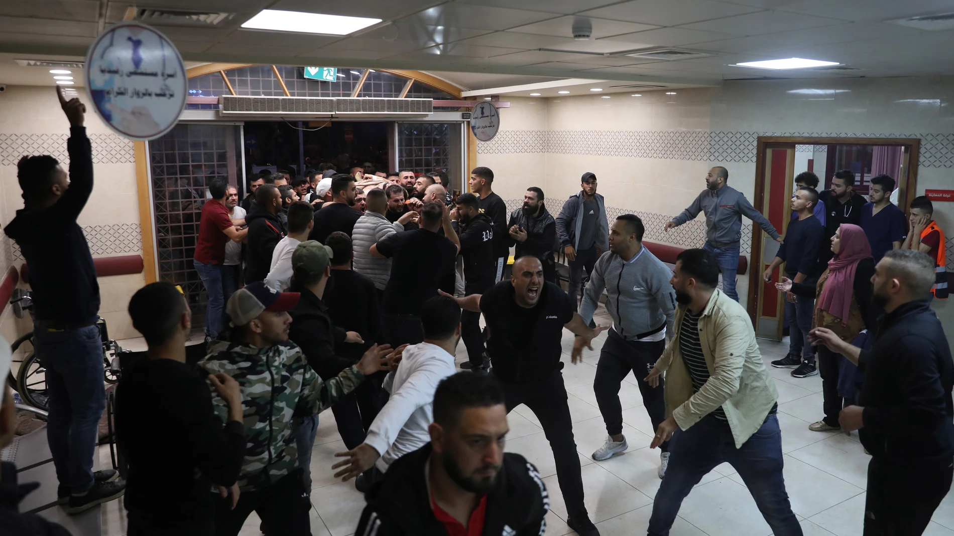 Palestinos llevan el cuerpo de Wadee Al Hawah, el principal líder de la milicia palestina Lions’ Den, al hospital Rafedya en la ciudad de Nablus, en Cisjordania