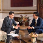 El presidente de la Junta de Andalucía, Juanma Moreno (i), conversa con el alcalde de Granada Francisco Cuenca (d)