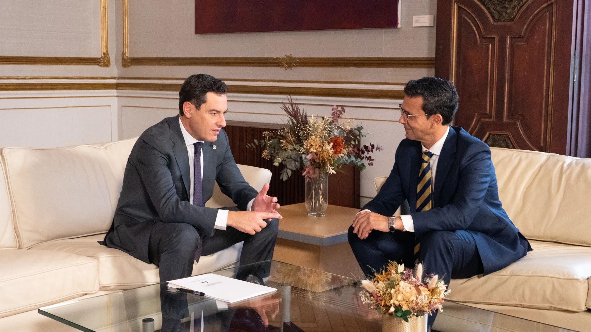 El presidente de la Junta de Andalucía, Juanma Moreno (i), conversa con el alcalde de Granada Francisco Cuenca (d)