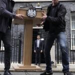 El nuevo primer ministro británico, Rishi Sunak, frente al Número 10 de Downing Street, ayer