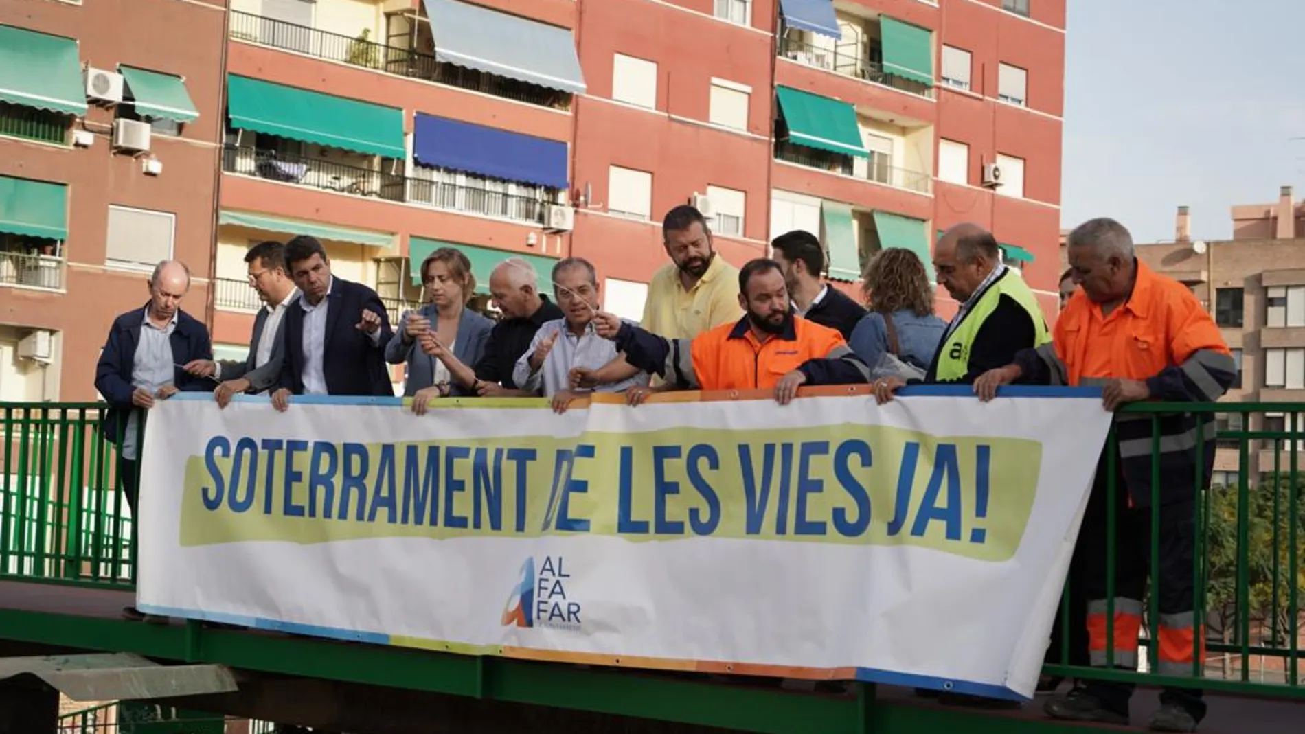Mazón, junto a vecinos de Alfafar y su alcalde, ponen una pancarta reivindicando el soterramiento de las vías