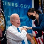 Joe Biden recibe una nueva dosis de la vacuna contra la covid