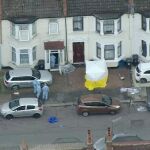 Policías forenses investigan una casa en el barrio londinense de Ilford