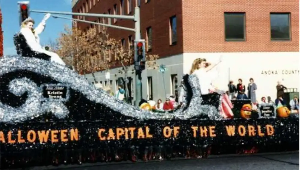 Carroza de la &quot;Capital mundial de Halloween&quot; en el desfile de Halloween de Anoka de 1990 | Fuente: Sociedad Histórica de Anoka