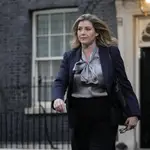 La presidenta del Consejo y líder de la Cámara de los Comunes, Penny Mordaunt, camina frente al número 10 de Downing Street. Sunak la mantiene en su puesto pese a haberle retado