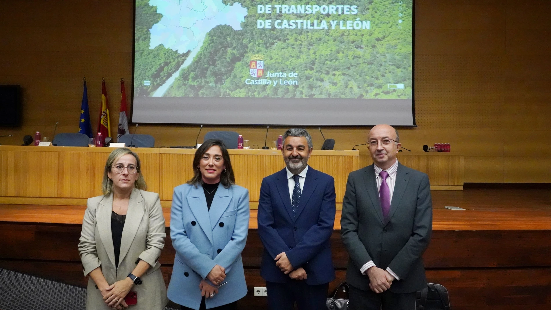La consejera de Movilidad y Transformación Digital, María González Corral, presenta el decreto del nuevo Mapa de transportes de viajeros por carretera de Castilla y León a los integrantes del sector, empresarios y representantes institucionales