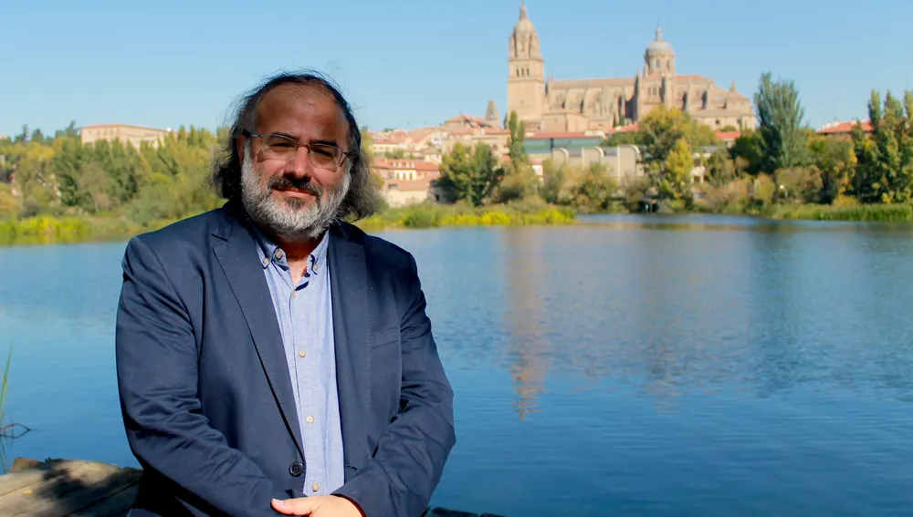 El poeta Alfredo Pérez Alencart, junto al Tormes