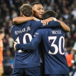 Mbappé, Neymar y Messi se abrazan tras uno de los goles del PSG