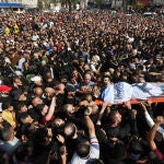 Los asistentes al funeral de los palestinos muertos en una incursión israelí nocturna en la ciudad cisjordana de Nablus. Al menos cinco palestinos murieron durante la operación, en el norte de Cisjordania, durante la noche