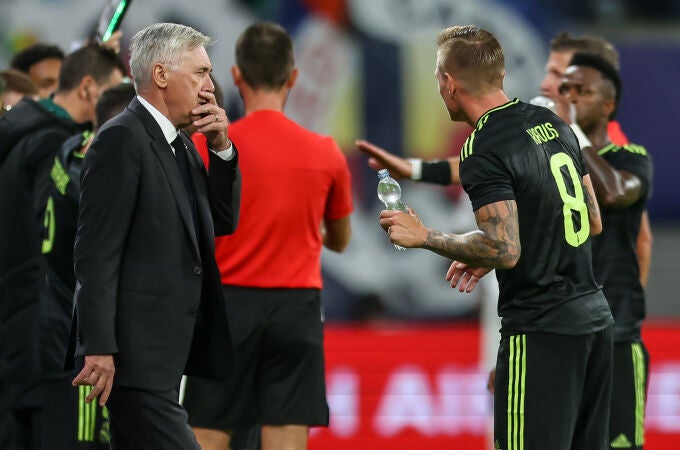 Carlo Ancelotti habla con Toni Kroos durante el partido entre el Leipzig y el Real Madrid
