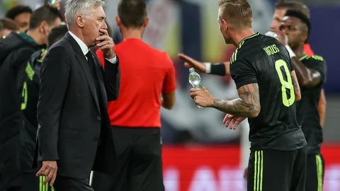 Carlo Ancelotti habla con Toni Kroos durante el partido entre el Leipzig y el Real Madrid