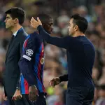 Xavi saluda a Dembélé al ser sustituido en el Barcelona - Bayern Múnich