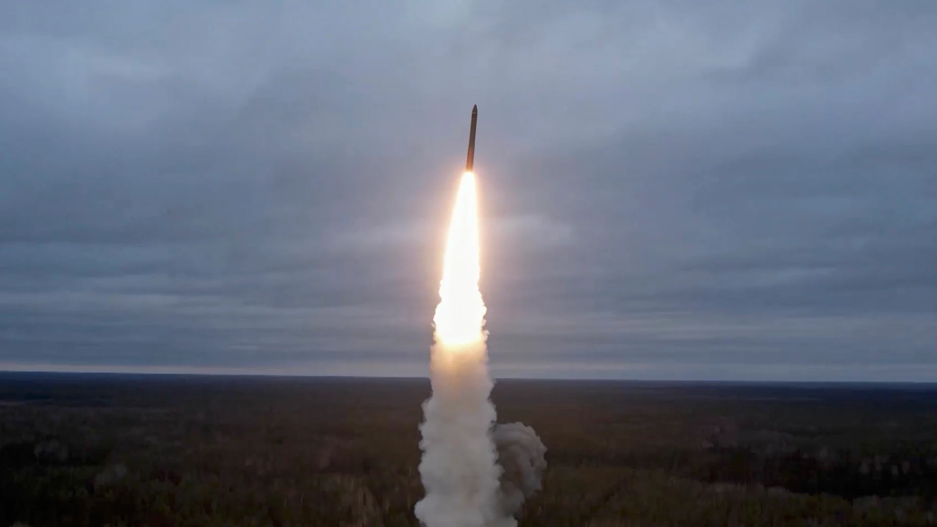 Captura de un lanzamiento de misiles balísticos intercontinentales 'Yars' en el cosmódromo de Plesetsk al campo de pruebas de Kura en Plesetsk, Rusia