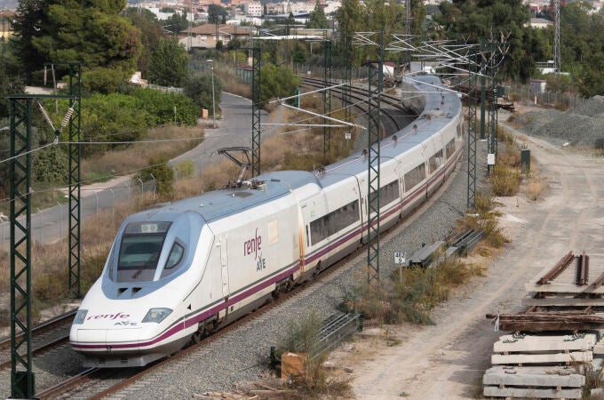 Adif ha empezado este miércoles a realizar las últimas pruebas de la línea de Alta Velocidad entre Murcia y Orihuela con trenes similares a los que enlazarán la capital con Madrid. EFE/Marcial Guillén