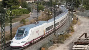Adif ha empezado este miércoles a realizar las últimas pruebas de la línea de Alta Velocidad entre Murcia y Orihuela con trenes similares a los que enlazarán la capital con Madrid. EFE/Marcial Guillén