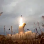 Un misil balístico intercontinental Yars lanzado desde el cosmódromo de Plesetsk durante el ensayo nuclear masivo hoy en Rusia