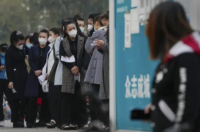 China administra la primera vacuna inhalada contra la Covid-19: así funciona Convidecia Air