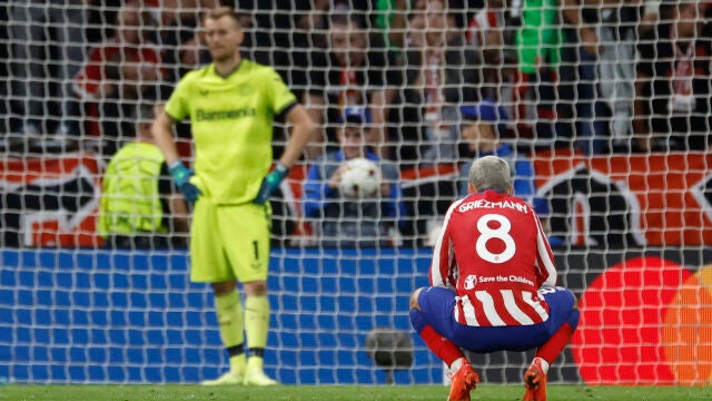 Griezmann, antes del lanzamiento de penalti de Carrasco