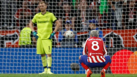 Griezmann, antes del lanzamiento de penalti de Carrasco