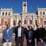 De izquierda a derecha: el gerente de Auvasa, Álvaro Fernández; el alcalde de Valladolid, Óscar Puente; y los concejales Luis Vélez y Manuel Saravia
