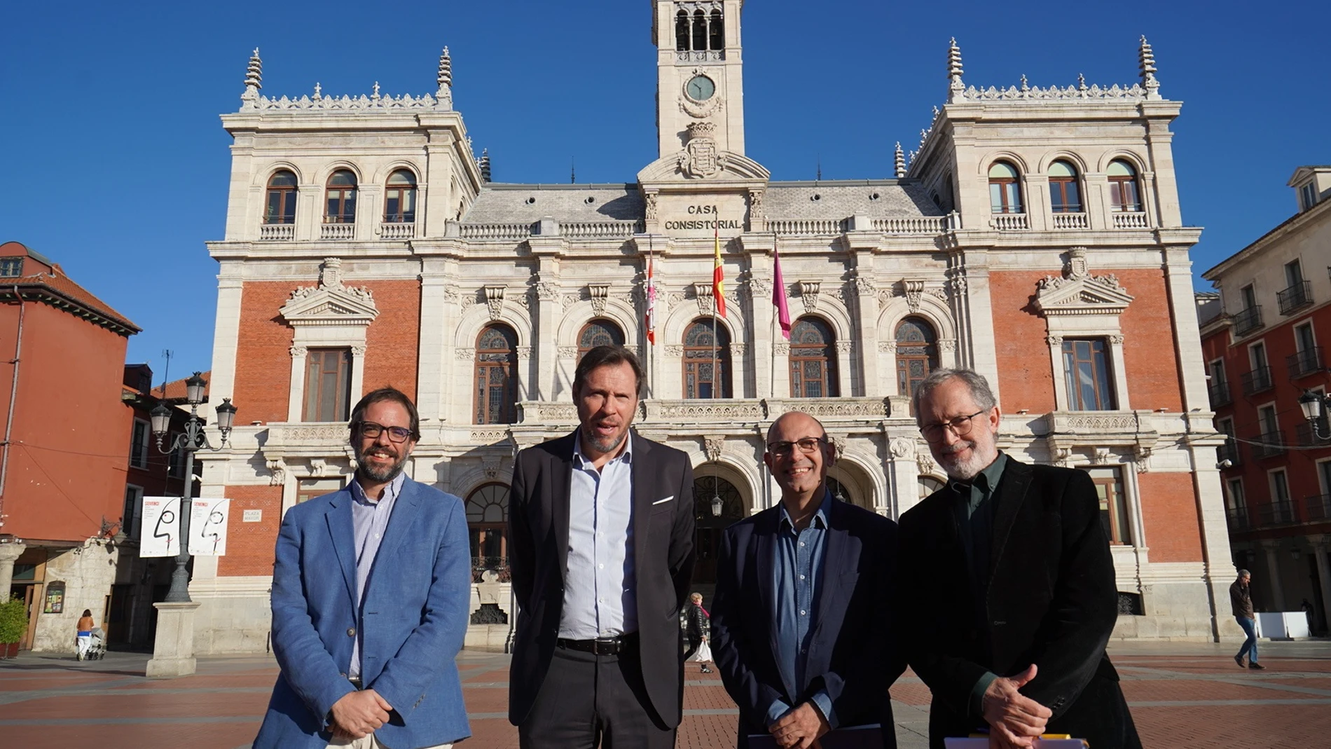 De izquierda a derecha: el gerente de Auvasa, Álvaro Fernández; el alcalde de Valladolid, Óscar Puente; y los concejales Luis Vélez y Manuel Saravia