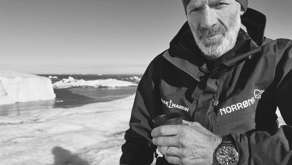Ousland con la chaqueta Arktis Nørrona y el reloj Diver Norrøna Arctic Night.