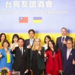 Políticos de Taiwán y miembros de la Asociación de Amistad de los Parlamentarios Taiwán-Ucrania posan juntos en la Casa de Huéspedes de Taipéi