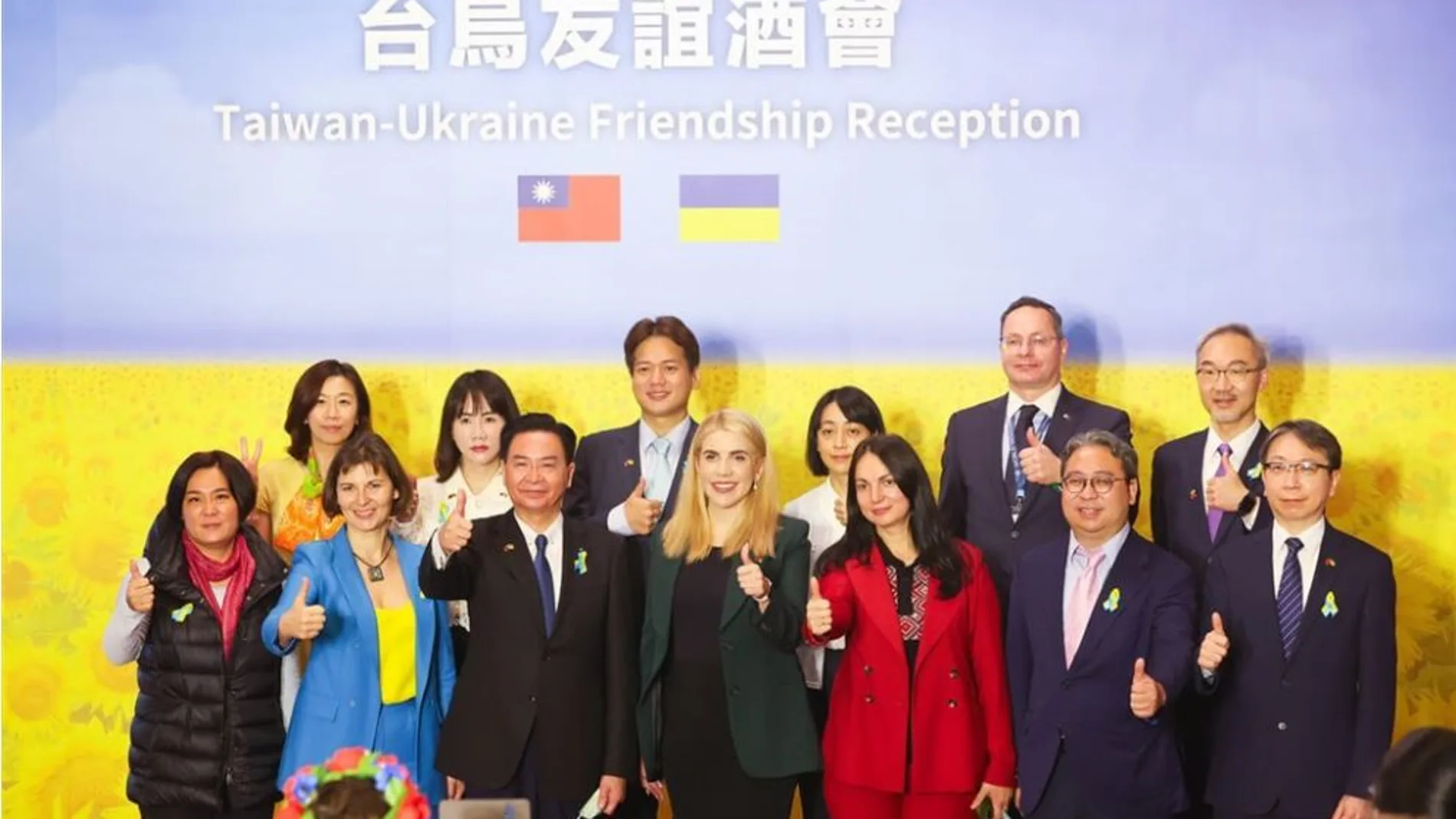 Políticos de Taiwán y miembros de la Asociación de Amistad de los Parlamentarios Taiwán-Ucrania posan juntos en la Casa de Huéspedes de Taipéi