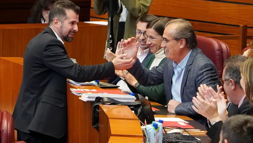 Luis Tudanca felicita a Luis Briones por s intervención en el hemiciclo