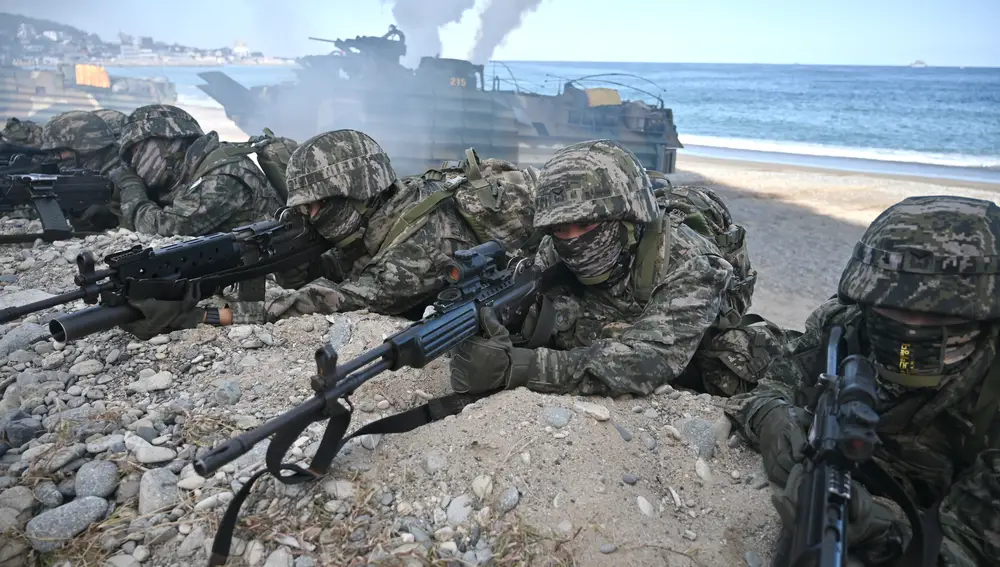 Marinos surcoreanos toman posición en una playa durante una operación de desembarco como parte del ejercicio militar anual Hoguk en Pohang