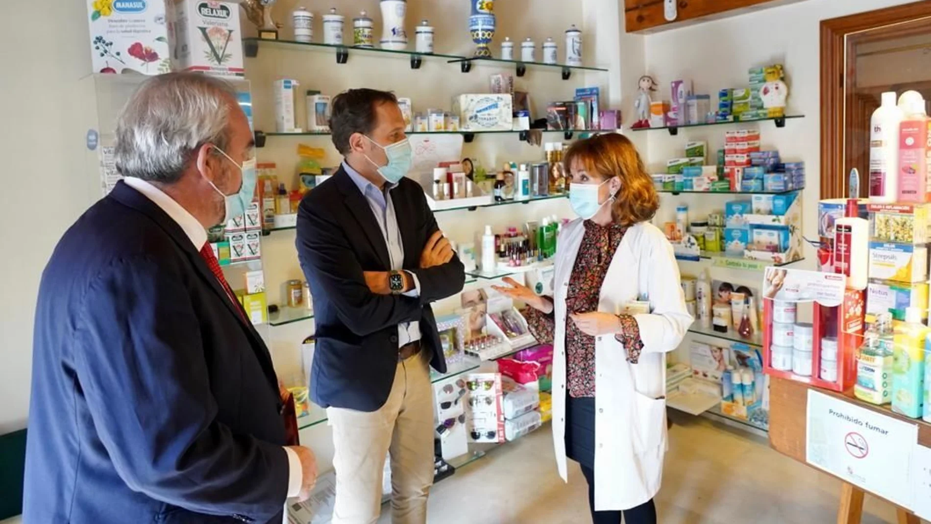 El presidente de la Diputación de Valladolid, Conrado ïscar junto a Alejandro García, presidente del Colegio Oficial de Farmacéuticos de Valladolid, en una farmacia de Tiedra