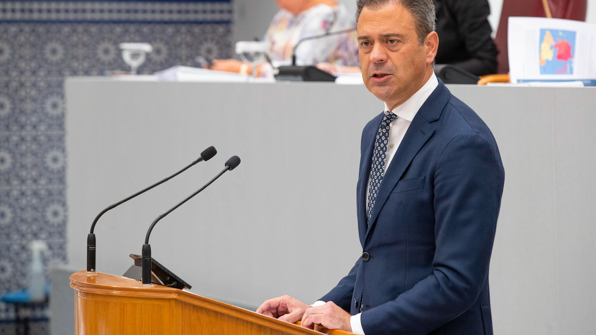 El consejero de presidencia de Murcia Marcos Ortuño, durante su intervención en el pleno de la Asamblea Regional de Murcia que debate y vota el proyecto de ley de modificación de la de asistencia jurídica y la proposición de ley que cambia la que regula la atención temprana, así como la toma en consideración de la de apoyos a las familias, este miércoles en Cartagena. EFE/Marcial Guillén