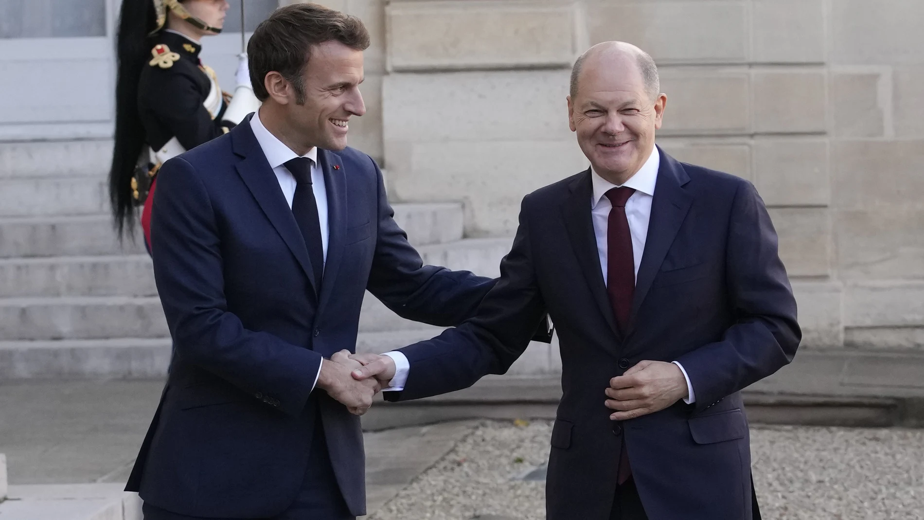 El presidente francés, Emmanuel Macron, sale a recibir a las puertas del Palacio del Elíseo al canciller alemán, Olaf Scholz