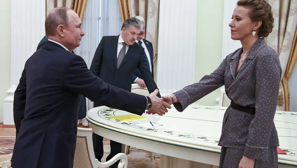 El presidente ruso saluda a Ksenia Sobchak, durante una reunión con los opositores previa a las elecciones presidenciales de 2018