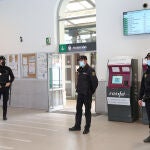 Agentes de la Policía en la estación de trenes de Palencia