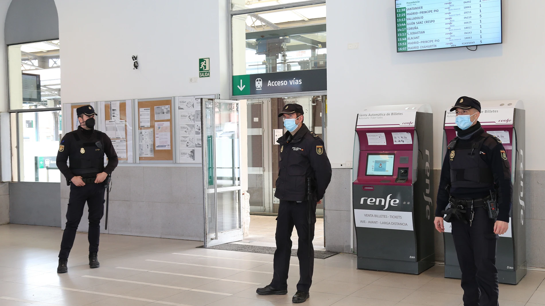Agentes de la Policía en la estación de trenes de Palencia