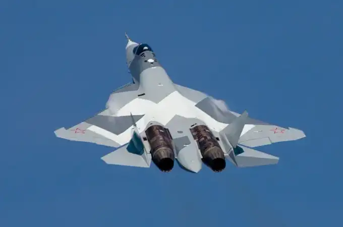 La versión mejorada del caza furtivo ruso Su-57, con inteligencia artificial capaz de disparar las armas, hace su vuelo de prueba