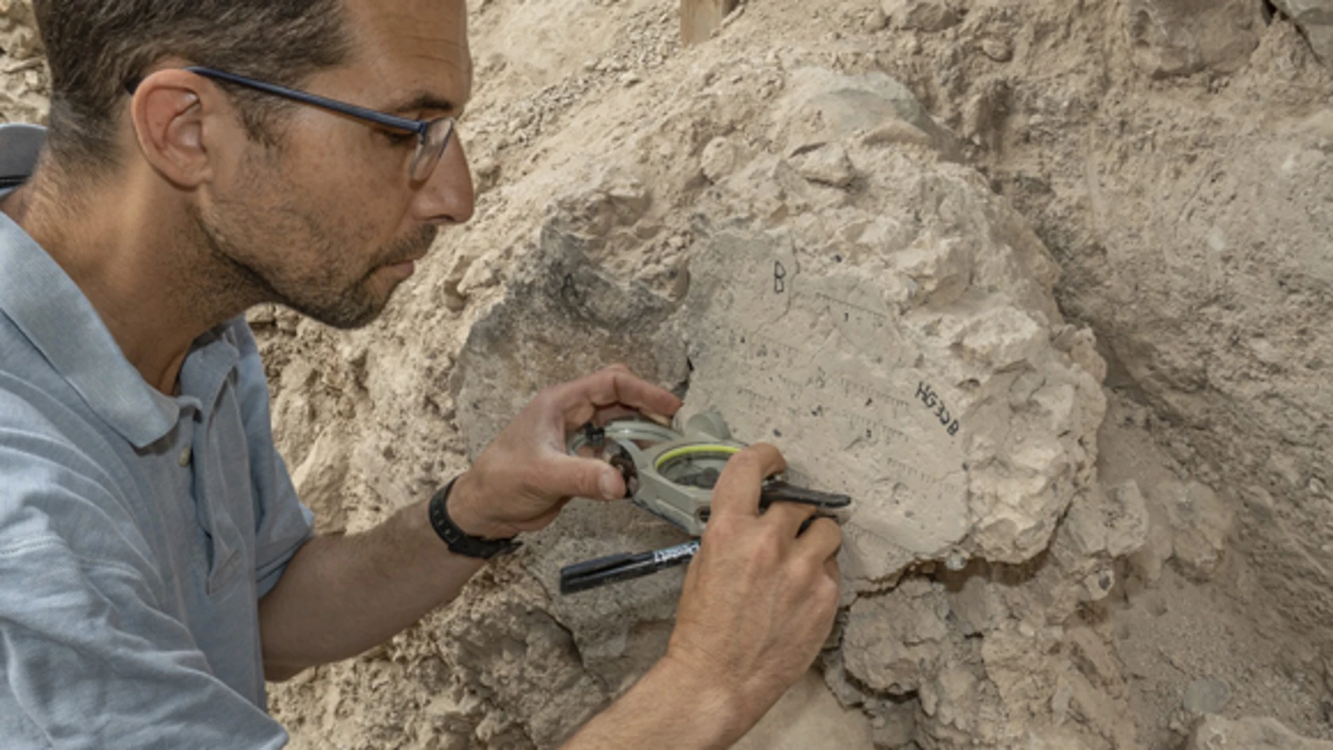 Yoav Vaknin analizando los restos de murallas sometidas a ataques descritos en la Biblia.