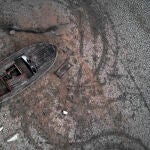 Imagen tomada desde un dron de una barca sobre la superficie seca y cuarteada de la tierra del pantano de Yesa