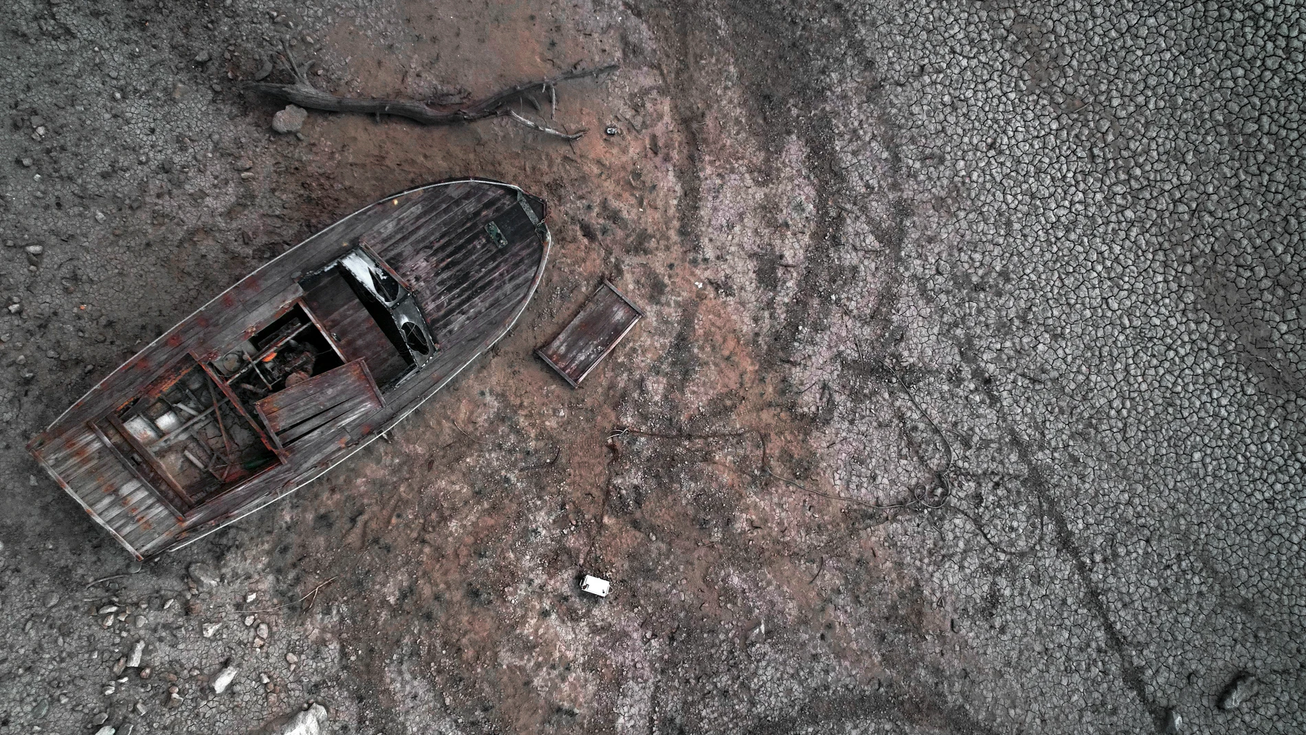 Imagen tomada desde un dron de una barca sobre la superficie seca y cuarteada de la tierra del pantano de Yesa