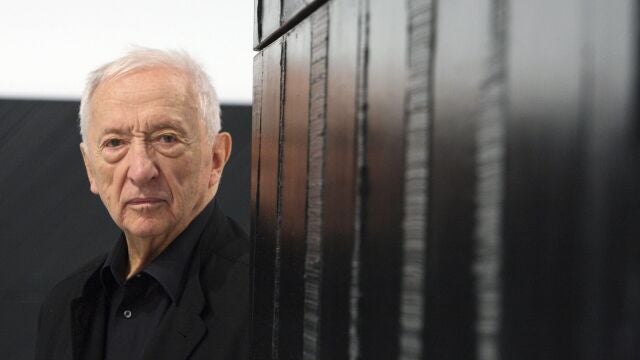 El pintor francés Pierre Soulages, junto a una de sus obras en el Pompidou de París