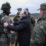 Putin saluda a un soldado ruso, ataviado ya con ropa de abrigo en la región de Ryazan