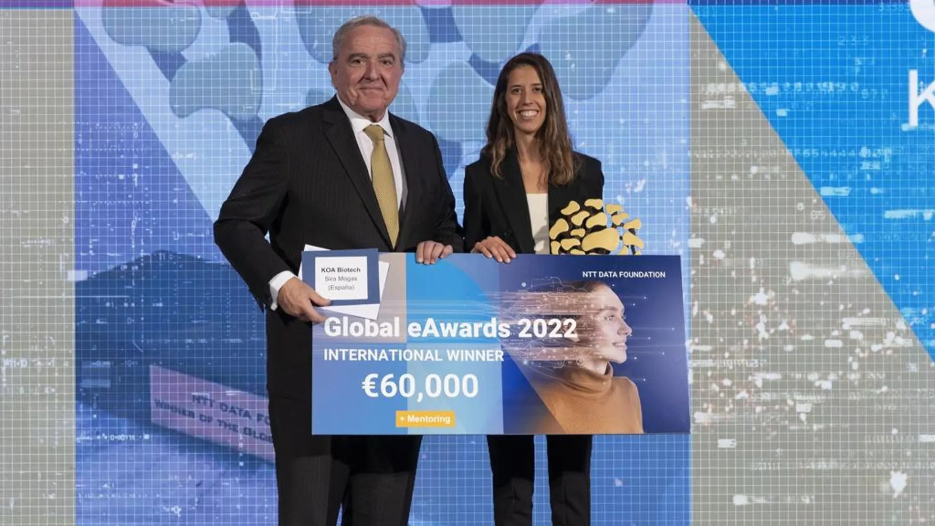 Sira Moragas, CEO de KOA Biotech, recibe el cheque del que premia su preyecto para reducir la mortalidad por patógenos infecciosos y el uso de antibióticos en las piscifactorías.