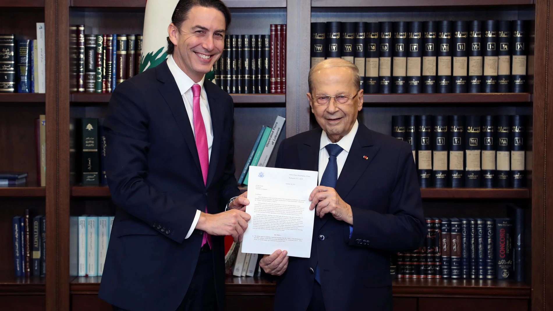 Fotografía facilitada por el Gobierno libanés muestra al presidente de Líbano, Michel Aoun (derecha) y al asesor principal de Estados Unidos para la seguridad energética, Amos Hochstein (izquierda), posando para una foto mientras llevan una carta de acuerdo en el Palacio Presidencial en Baabda, al este de Beirut, Líbano